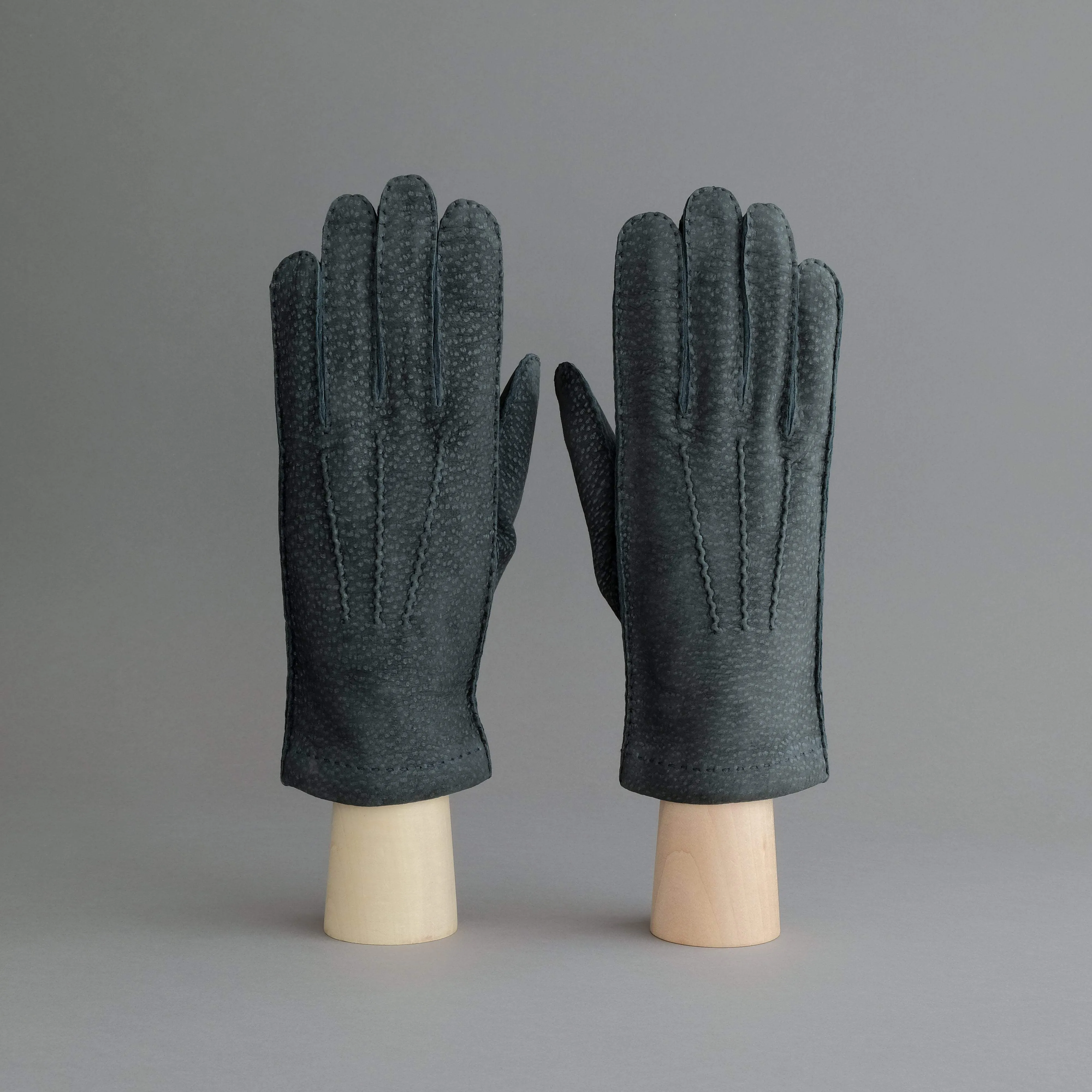 Gentlemen's Gloves from Grey Carpincho Leather Lined With Cashmere