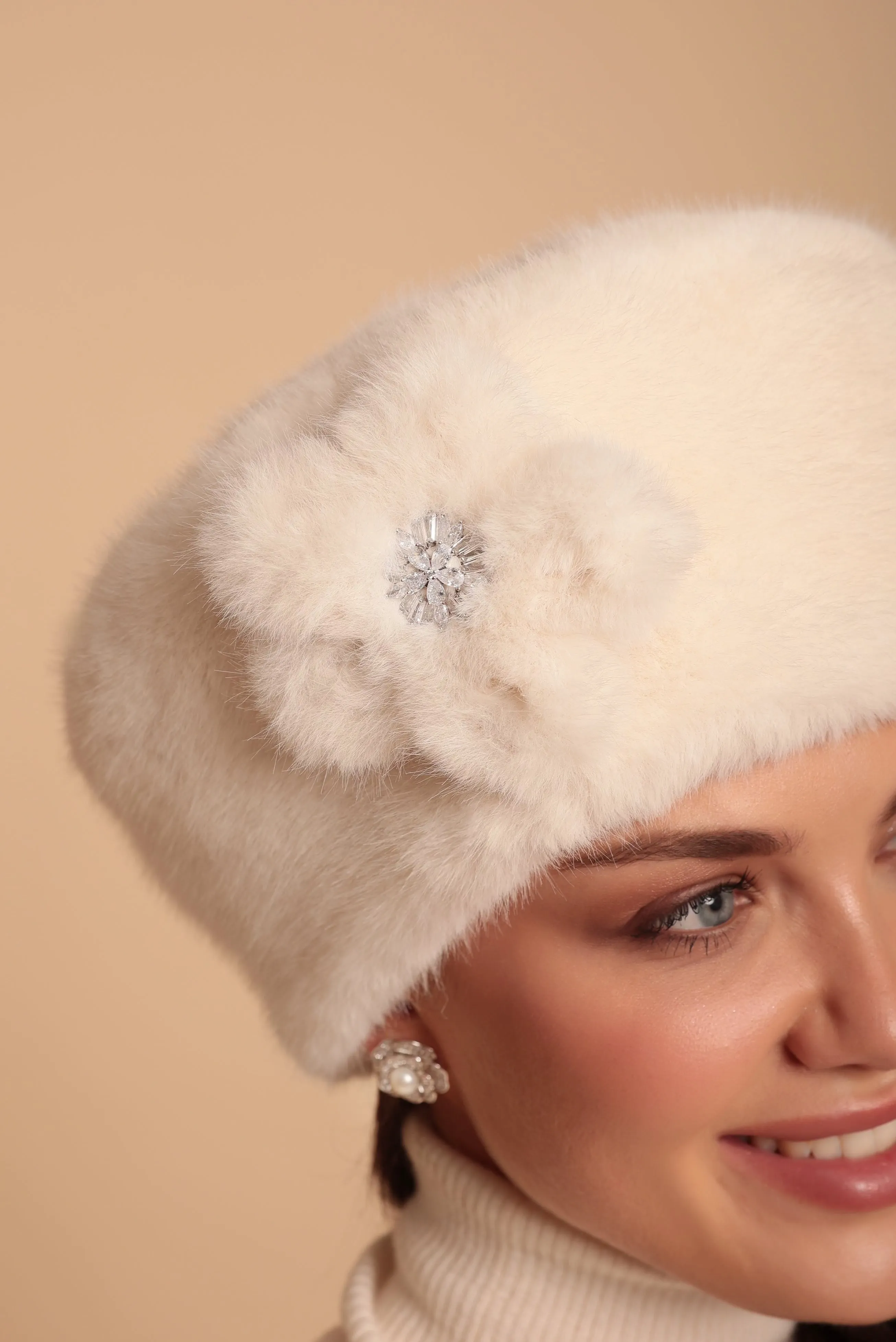 'Marion' Faux Fur Hat with Flower Motif in Bianco