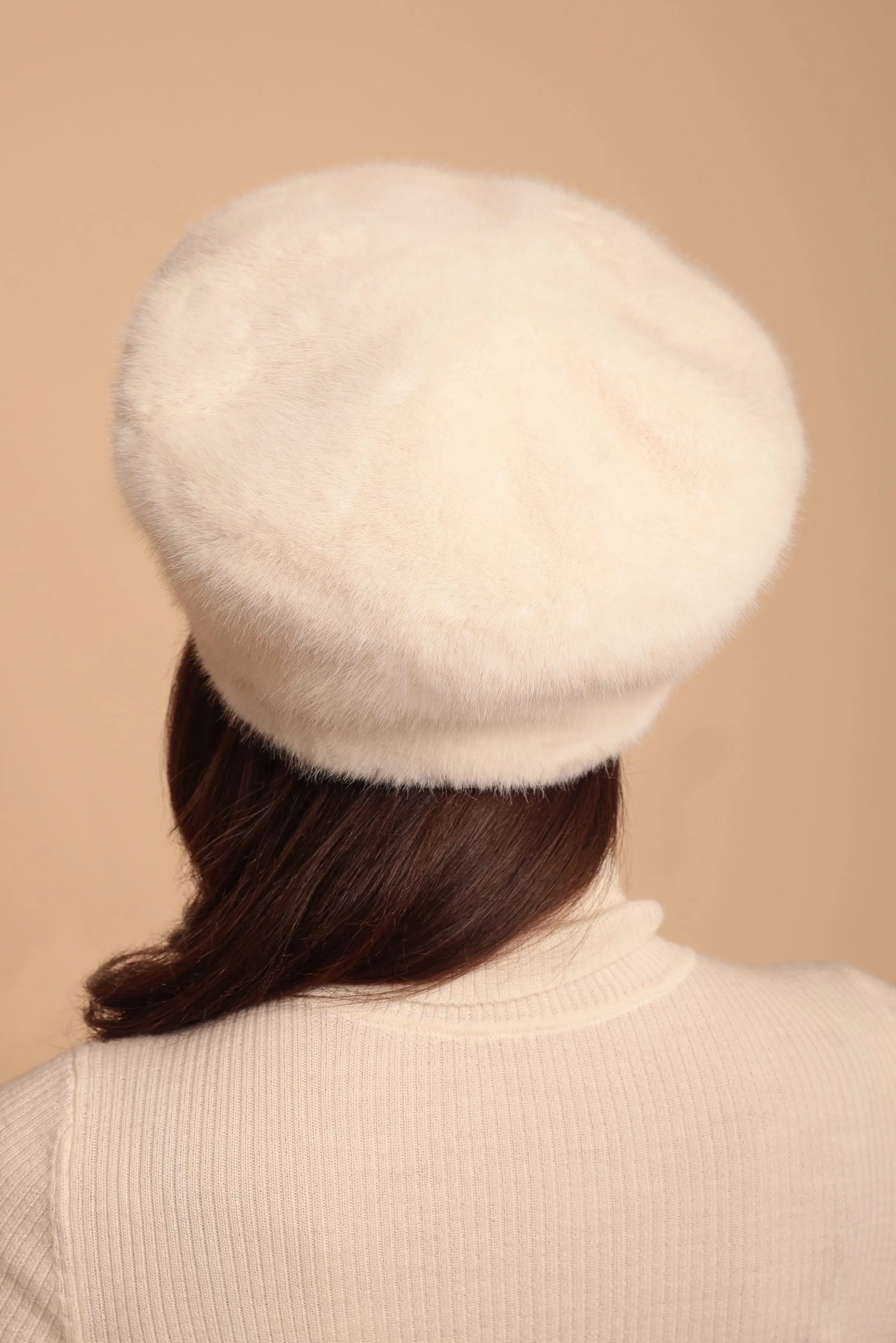 'Marion' Faux Fur Hat with Flower Motif in Bianco